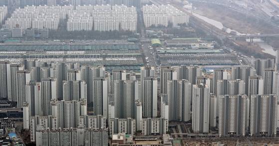 A scene of Seoul's apartment complexes is seen from the Lotte World Tower in southern Seoul on Feb. 13. [NEWS1]