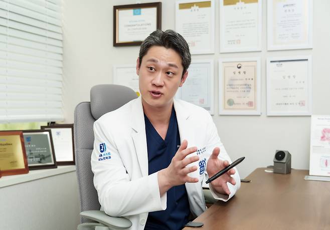 안치현 서울베스트비뇨의학과 대표원장이 지난 13일 쿠키뉴스와 가진 인터뷰를 통해 전립선 검사의 중요성에 대해 설명하고 있다. 박선혜 기자