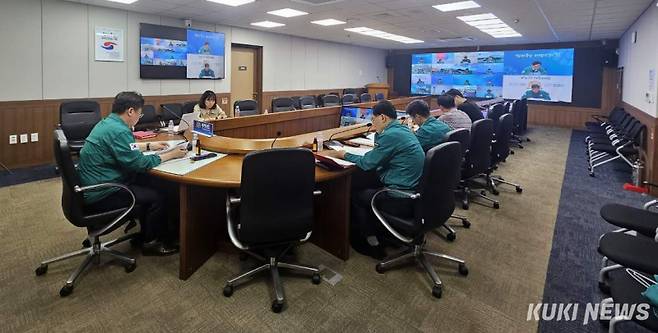 충남도가 도청 상황실에서 여름철 집중호우와 태풍에 따른 재해를 예방하고, 하천관리사업의 추진상황을 점검하는 ‘도·시군 홍수대응 영상회의’를 갖고 있다.