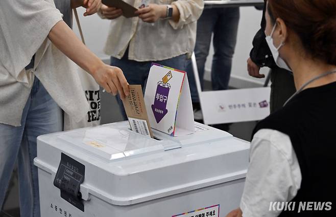 제21대 대통령 선거 사전투표 첫날인 29일 사전투표소를 찾은 유권자가 아이와 함께 투표에 참여하고 있다. 곽경근 대기자