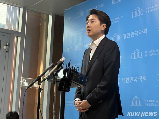 이준석 개혁신당 대선 후보가 30일 오후 국회소통관에서 브리핑하고 있다. 송금종 기자 