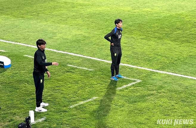 후반 추가시간, 시계를 보며 “올라가”라고 연신 지시한 신상우 감독. 이영재 기자
