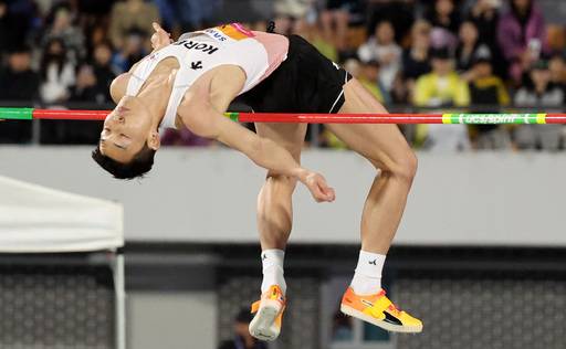 우상혁이 29일 경북 구미시민운동장에서 열린 2025 구미아시아육상선수권대회 높이뛰기 결선 2m23 1차시기 점프에 성공하고 있다. 뉴시스