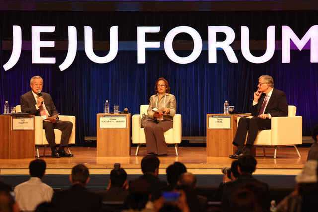 제주 국제컨벤션센터에서 29일 열린 제20회 제주포럼에서 김성환 동아시아재단 이사장이 글로리아 마카파갈 아로요 전 필리핀 대통령, 다닐로 튀르크 전 슬로베니아 대통령과 대담하고 있다. 연합뉴스