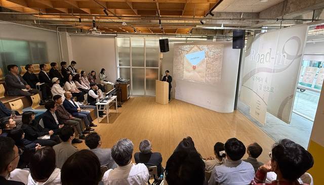 도현명 심센터 대표가 28일 서울 성동구 심센터에서 열린 ‘10주년 감사예배’에서 사회적기업의 시대적 영향력에 대해 설명하고 있다.