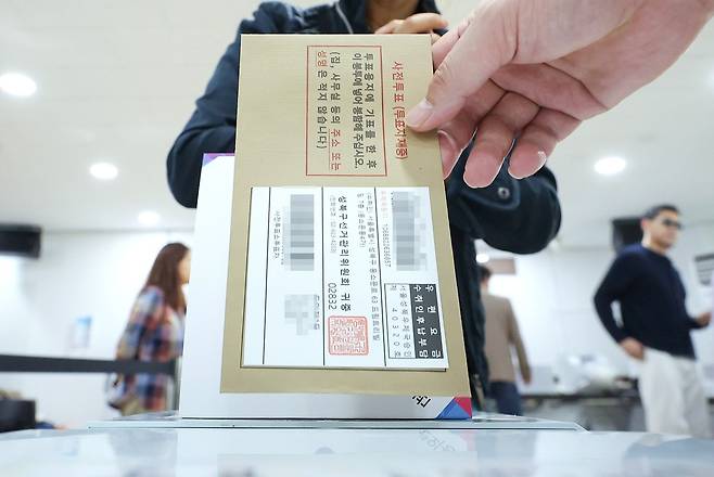 제21대 대통령선거 사전투표 회송용 봉투에 담긴 투표용지를 투표함에 넣는 모습. 기사의 이해를 돕기 위한 이미지로 기사 내용과 직접 관련 없습니다. 연합뉴스