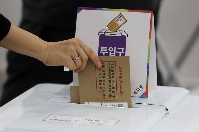 제21대 대통령선거 사전투표 회송용 봉투에 담긴 투표용지를 투표함에 넣는 모습. 기사의 이해를 돕기 위한 이미지로 기사 내용과 직접 관련 없습니다. 연합뉴스
