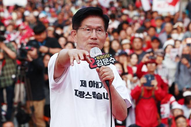 국민의힘 김문수 대선 후보가 30일 강원 춘천시 춘천시청에서 유세를 하고 있다. 연합뉴스