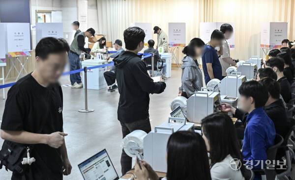 제21대 대통령선거 사전투표가 시작된 지난 29일 오전 화성시 동탄1동 사전투표소에 유권자들이 투표를 진행하고 있다. 경기일보 DB