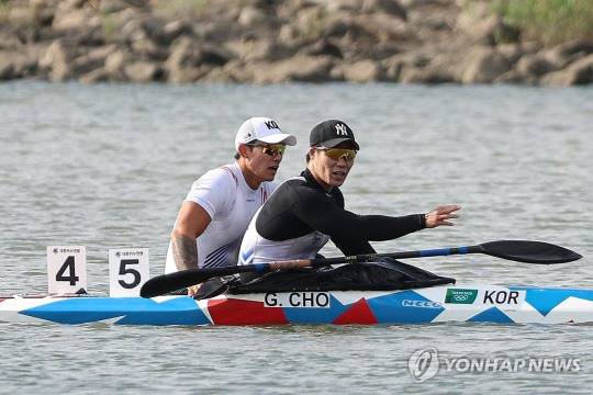 지난 해 제104회 전국체전 카누 남자 일반부 K-1 200m 결승에서 조광희(울산시청)가 1위로 경기를 마친 뒤 장상원(인천시청)과 대화를 나누고 있는 모습. [연합뉴스 자료사진]