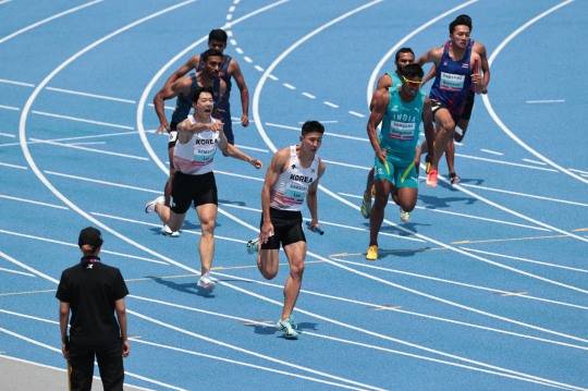 한국 육상 남자 400ｍ 계주팀의 배턴 터치. 사진[연합뉴스]