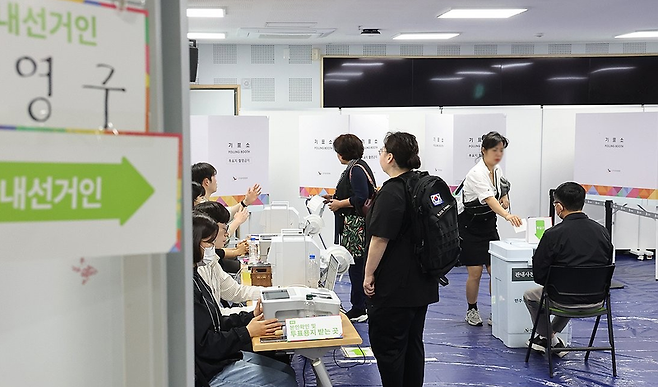 제21대 대통령 선거 사전투표 둘째 날인 30일 부산 수영 광안3동 행정복지센터 지하 강당에 마련된 사전투표소에서 유권자들이 소중한 한표를 행사하고 있다. / 사진 = 연합뉴스