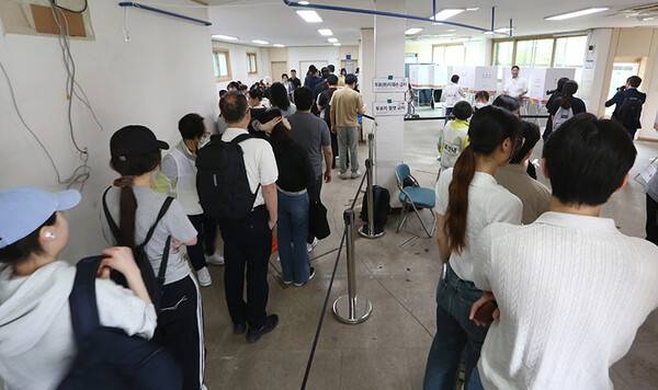 ▲제 21대 대통령선거 사전투표 첫날인 지난 29일 서울 서대문구 신촌동 주민센터에 마련된 사전투표소에서 유권자들이 투표를 위해 줄을 서고 있다. ⓒ민중의소리