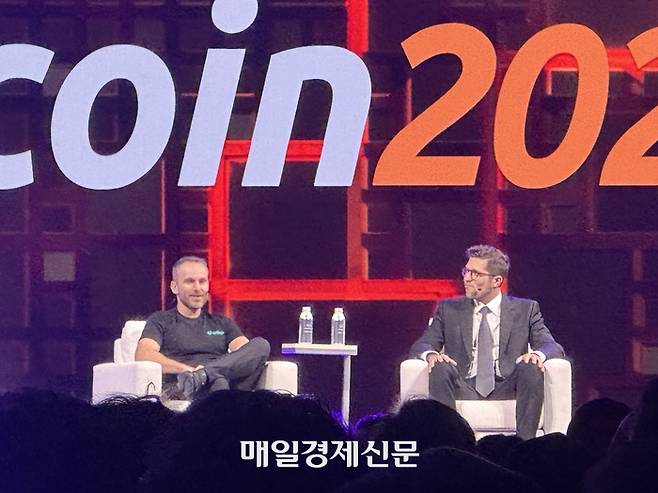 미국 라스베이거스에서 열린 ‘비트코인 2025’ 행사에서 세션을 진행하고 있는 파울로 아도이노 테더 CEO(왼쪽)와 브랜든 러트닉 캔터피츠제럴드 회장. <이종화 기자>