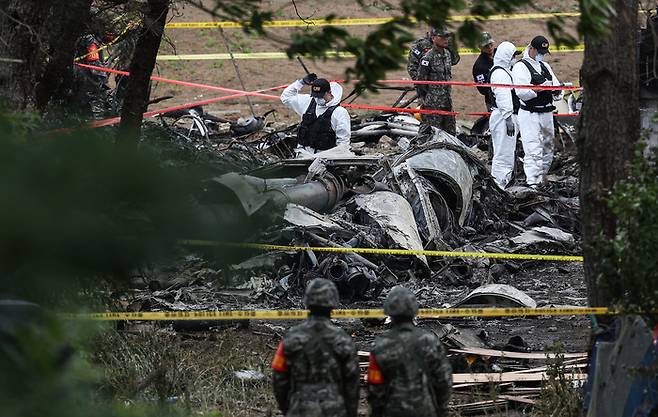 30일 경북 포항시 동해면 해군 초계기 추락 현장에서 해군 관계자들이 추락 원인 조사를 하고 있다. [연합뉴스]