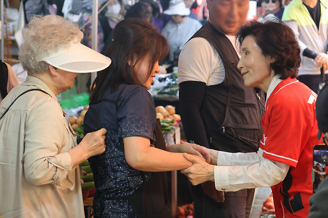 29일 경기도 성남 모란민속 5일장을 방문한 설난영 여사(오른쪽) [사잔제공=국민의힘]