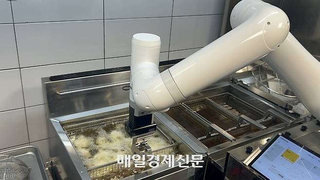 30일 경기도 오산시 교촌에프앤비 ‘정구관’에서 ‘교촌1991스쿨’ 행사가 진행됐다. 로봇이 치킨을 튀기는 시연도 선보였다. [변덕호 기자]