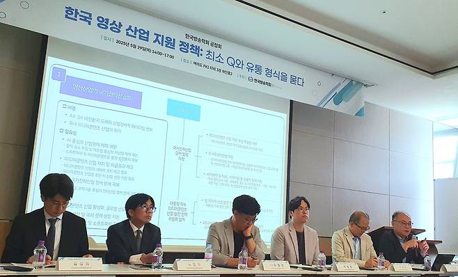 왼쪽부터 김경외 연세대 교수, 노창희 디지털산업정책연구소장, 조성민 위원장, 이성민 한국방송통신대 교수, 이성춘 K-미디어랩 박사, 이종관 법무법인 세종 수석전문위원. 김유태 기자