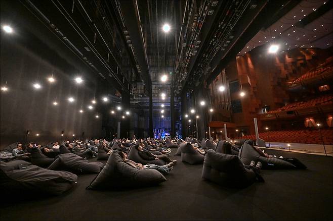 지난달 28일 서울 세종문화회관 대극장에서 진행된 ‘리스닝 스테이지’. 5월 공연한 서울시발레단의 요한잉거 ‘워킹매드 & 블리스’ 삽입 음악을 무대 위에 누워 들어볼 수 있게 한 일회성 이벤트로, 공연 관람을 넘어선 새로운 극장 경험을 선사했다는 호평을 받았다. 사진제공=세종문화회관