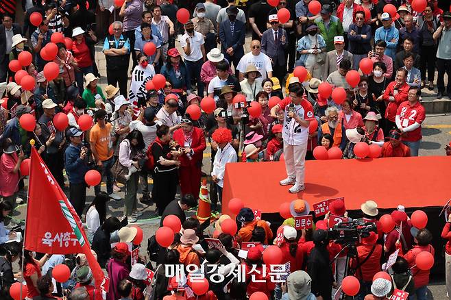 국민의힘 김문수 대선 후보가 30일 경기 이천시산림조합 앞 중리사거리에서 열린 유세에서 지지를 호소하고 있다. 2025.5.30[이충우기자]
