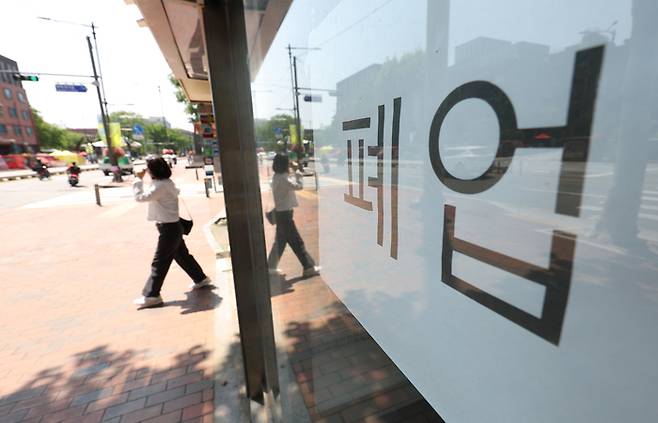 서울 시내 한 약국에 폐업 안내문이 붙어 있다. 2025.5.25 [사진 = 연합뉴스]