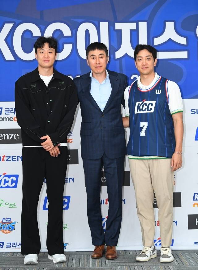 허웅(좌), 이상민 감독, 그리고 허훈. KCC의 다음 시즌은 대단히 특별할 듯하다. 사진=KBL 제공