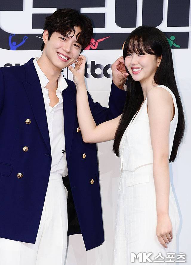 김소현은 바디라인을 자연스럽게 따라 흐르는 V넥 슬리브리스 베스트와 와이드 팬츠를 매치해 깔끔하면서도 고급스러운 무드를 강조했다. 사진=김영구 기자