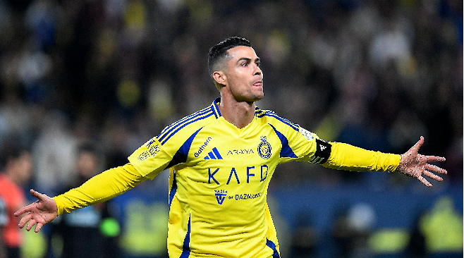 손흥민을 향한 프로페셔널 리그의 간절함도 커졌다. 크리스티아누 호날두가 올 시즌을 끝으로 알 나스르와의 작별을 공식화했다. 호날두는 27일 자신의 사회관계망서비스(SNS)에 “이번 챔터(장)는 끝났다”고 썼다. 올 시즌 프로페셔널 리그 최종전을 마친 뒤였다. 사진=로이터=연합뉴스 제공