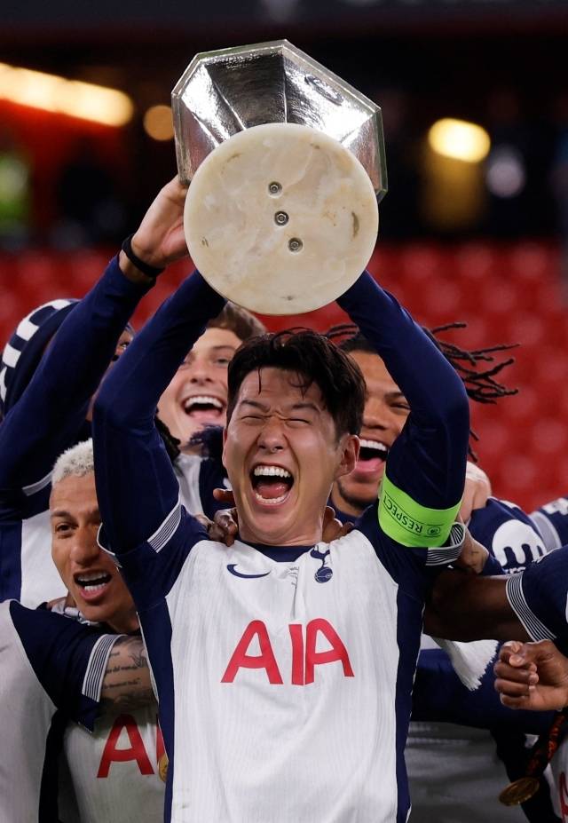 손흥민이 프로 데뷔 후 첫 우승의 기쁨을 누렸다. 사진=REUTERS=연합뉴스
