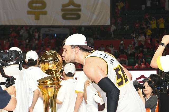 LG는 마레이와의 동행을 이어갈 생각이었고 선수 역시 다르지 않았다. 그리고 창원에서 5번째 시즌이 되는 2025-26시즌, LG와 마레이는 연속 우승에 도전한다. 사진=KBL 제공