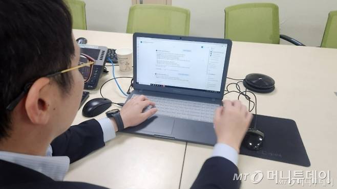 김현욱 경찰청 정보화관리계장이 29일 AI(인공지능) 에이전트 서비스를 활용해 정책연구용역 보고서 관련 내용을 찾고 있다. /사진=김미루 기자.