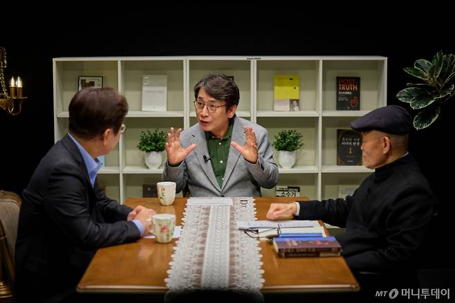 더불어민주당 대권주자인 이재명 전 대표가 알릴레오 특집대담 '위기의 대한민국, 새 정부의 과제는?'에 출연해 도올 김용옥, 유시민 작가와 대담하는 영상이 15일 공개됐다. (이재명 캠프 제공, 재판매 및 DB 금지) 2025.4.15/사진=뉴스1 /사진=(서울=뉴스1)