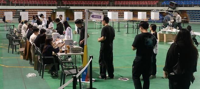 [전주=뉴시스] 김얼 기자 = 제21대 대통령선거 사전투표 둘째 날인 30일 전북 전주시 덕진구 전주실내체육관에 마련된 사전투표소를 찾은 시민들이 투표를 하기 위해 줄지어 서 있다. 2025.05.29. pmkeul@newsis.com /사진=김얼