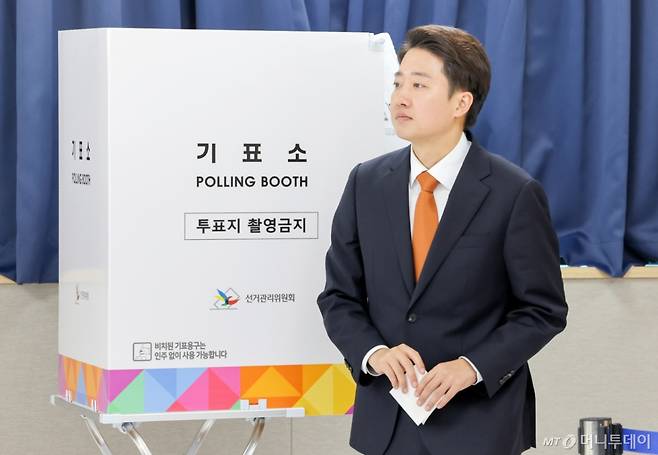 (화성=뉴스1) 이재명 기자 = 이준석 개혁신당 대통령 후보가 제21대 대통령선거 사전투표 첫날인 29일 오전 경기 화성시 동탄9동 행정복지센터에서 투표를 하고 있다. (공동취재) 2025.5.29/뉴스1 Copyright (C) 뉴스1. All rights reserved. 무단 전재 및 재배포, AI학습 이용 금지. /사진=(화성=뉴스1) 이재명 기자