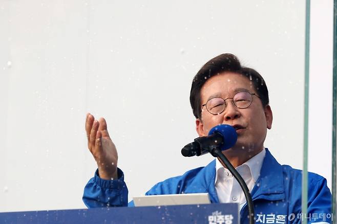 [서울=뉴시스] 조성우 기자 = 이재명 더불어민주당 대선후보가 29일 오후 서울 서초구 서울고속버스터미널광장에서 열린 유세에서 연설하고 있다. 2025.05.29. xconfind@newsis.com /사진=조성우