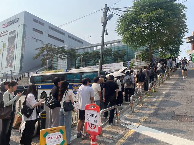 30일 오후 서울 서대문구 신촌동 한 사전투표소 모습. 시민들은 사전투표소 바깥까지 경사진 도로에서도 기다란 줄을 서고 있었다./사진=이지현 기자.