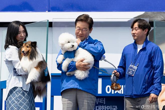 [춘천=뉴시스] 조성우 기자 = 이재명 더불어민주당 대선후보가 30일 오후 강원 춘천시 춘천역 광장에서 열린 집중유세에서 반려견 뭉치를 안고 있다. (공동취재) 2025.05.30. photo@newsis.com /사진=