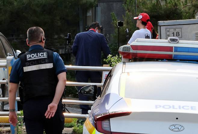 21대 대통령선거 사전투표 첫날, 투표용지 반출 논란이 불거진 가운데 시민단체가 중앙선거관리위원회 고위 간부들을 검찰에 고발했다.사진은 제21대 대통령 선거 사전투표 이틀째인 30일 오전 서울 서대문구 구 신촌동주민센터에 마련된 사전투표소 인근에 경찰과 유튜버가 대기하고 있는 모습. /사진=뉴시스