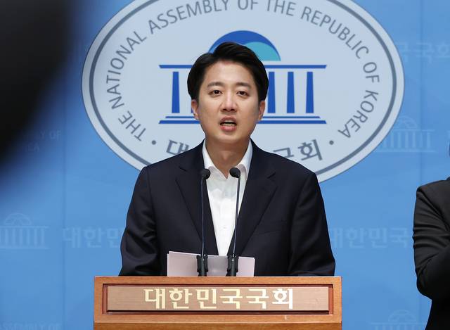 이준석 개혁신당 대선 후보가 30일 서울 여의도 국회 소통관에서 기자회견을 열고 더불어민주당 등이 발의한 본인의 징계안과 관련해 입장을 밝히고 있다.  연합뉴스