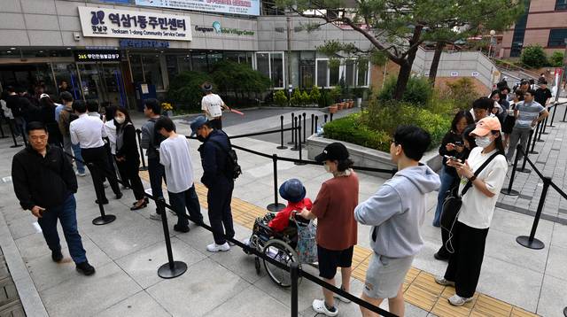 제21대 대통령 선거 사전 투표 이틀째인 30일 오전 서울 강남구 역삼1동주민센터에 마련된 사전투표소에서 투표하는 유권자들이 몰려 붐비고 있다. 윤성호 기자