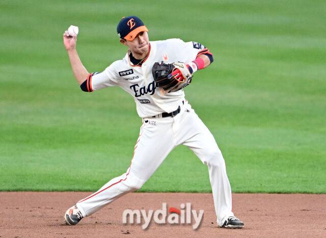 2025년 4월 11일 오후 대전 한화생명 볼파크에서 진행된 '2025 신한 SOL뱅크 KBO 리그' 키움 히어로즈와 한화 이글스의 경기. 한화 유격수 심우준이 1회초 2사 후 키움 박주홍의 타구를 처리하고 있다./마이데일리