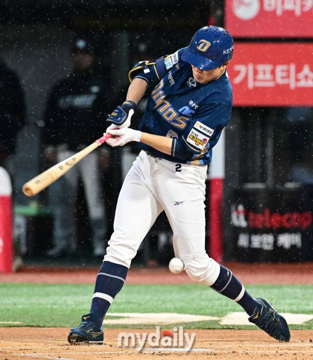 2025년 4월 9일 오후 경기도 수원KT위즈파크에서 진행된 '2025 신한 SOL뱅크 KBO 리그' NC 다이노스와 KT 위즈의 경기. NC 박민우가 3회초 1사 1루서 파울 타구에 맞고 있다./마이데일리