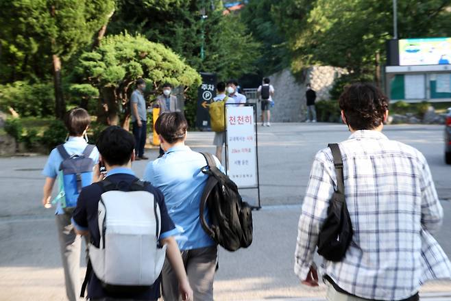 서울 종로구 경복고등학교로 고3 학생들이 등교하고 있다. [연합]