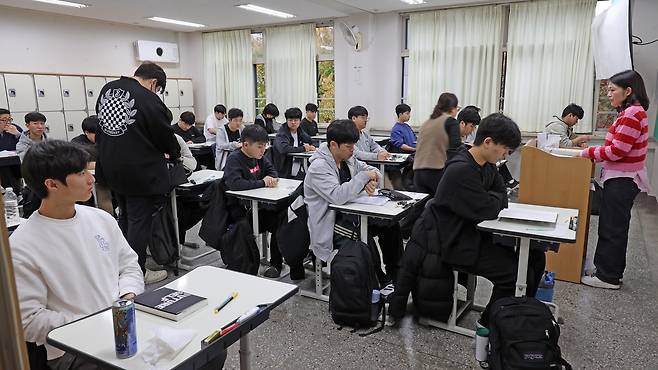 2025학년도 대학수학능력시험(수능)이 치러진 서울 서초구 반포고등학교에 마련된 고사장에서 수험생들이 시험을 준비하고 있다.[사진공동취재단]