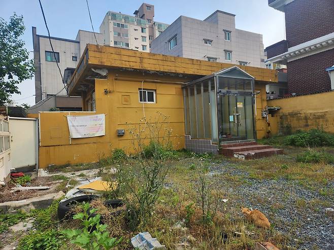 울산시가 도심의 빈 주택을 철거해 주차장으로 활용하거나 새로 단장해 주거취약계층에 임대하는 ‘빈집 리모델링 임대주택 시범사업’을 전면 시행할 예정이다. 사진은 울산 도심의 빈 주택.