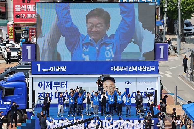 이재명 더불어민주당 대선 후보가 열세 지역으로 분류되는 강원과 충북 지역의 표심 공략에 나선 30일 춘천시 춘천역광장에서 열린 집중유세에서 시민들에게 인사하고 있다. [연합]