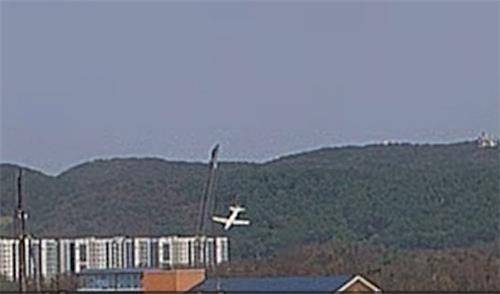 해군이 지난 29일 포항에서 비행훈련 중 추락한 해상초계기 P-3CK의 사고 당시 모습이 담긴 CCTV 영상을 유족의 동의를 구해 공개했다. 사진은 해상초계기 사고 당시 모습. [연합]