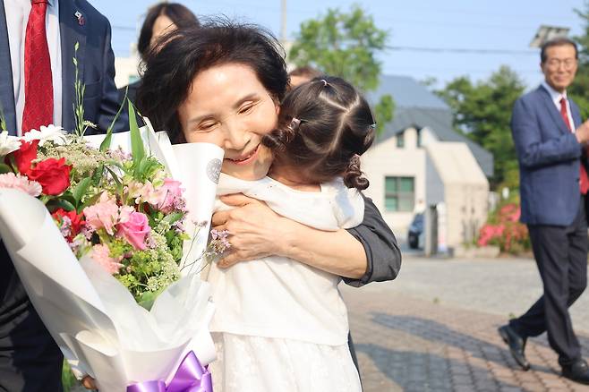 국민의힘 김문수 대선 후보 부인 설난영 여사가 27일 전라남도 순천시 순천여고를 방문해 한 어린이를 안아주고 있다. 2025.5.27 [국민의힘 제공]