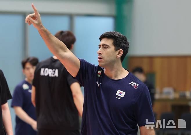 [진천=뉴시스] 황준선 기자 = 이사나예 라미레스 대한민국 배구 남자 국가대표팀 감독이 23일 오후 충북 진천군 진천국가대표선수촌에서 훈련을 지도하고 있다. 2025.05.23. hwang@newsis.com