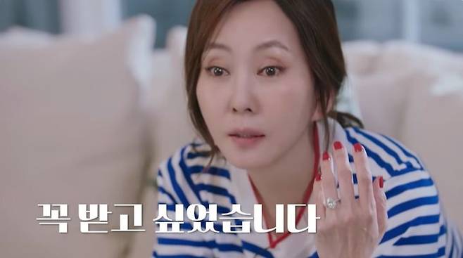 [서울=뉴시스] 29일 유튜브 '김남주'에는 배우 김남주가 애장품을 공개하는 영상이 공개됐다. (사진=유튜브 채널 '김남주' 화면 캡처) 2025.05.30 photo@newsis.com *재판매 및 DB 금지